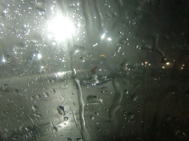 2012/5/2 Wed.<br />ジェットスターアジア航空722便で関空から台北へ。<br /><br />価格が安いLCCですが、座席周りは狭く、食事や飲み物のサービスは有料で、映画等のエンタメもなし。<br /><br />片道3時間の台北が限界だと感じる頃、強風・雷・豪雨の桃園国際空港に到着。<br />よくこんな天候で着陸できたな、という台北旅行のオープニング。