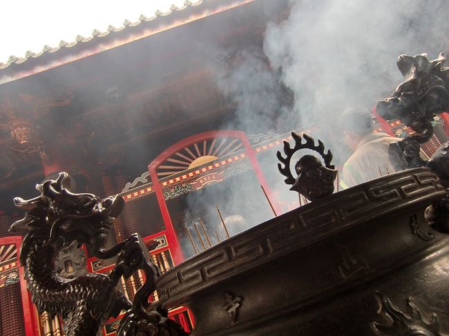 270年の歴史がある龍山寺は、何度も戦禍に見舞われ、改修と再建を繰り返してきました。たくさんの神様が仏教道教にかかわらず一堂に集まっています。オールマイティーに何でも効くそうですよ。<br /><br />神様、お願いかなえて〜。（1回目）