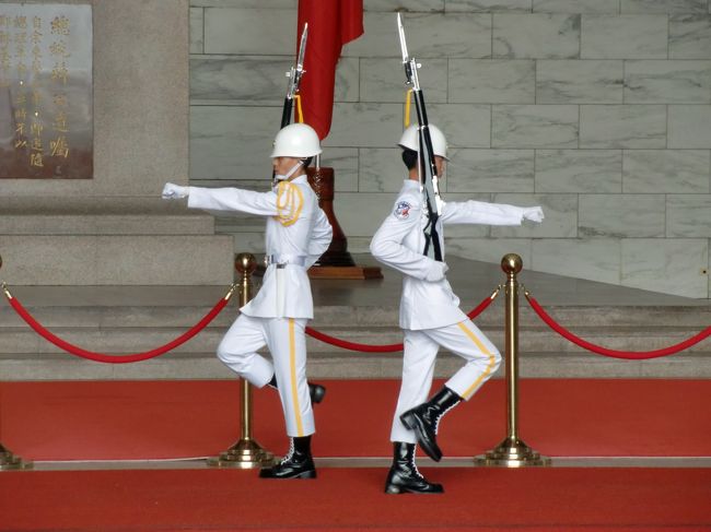 1時間毎の正時には、銅像の前で衛兵交代式が行われます。<br /><br />衛兵は、足並みをそろえてゆっくり行進したり、銃を回したりします。<br />その動きがピッタリと合っていて、静寂の中、足音と、銃を床にたたきつける音だけが響き、厳粛な気分になります。