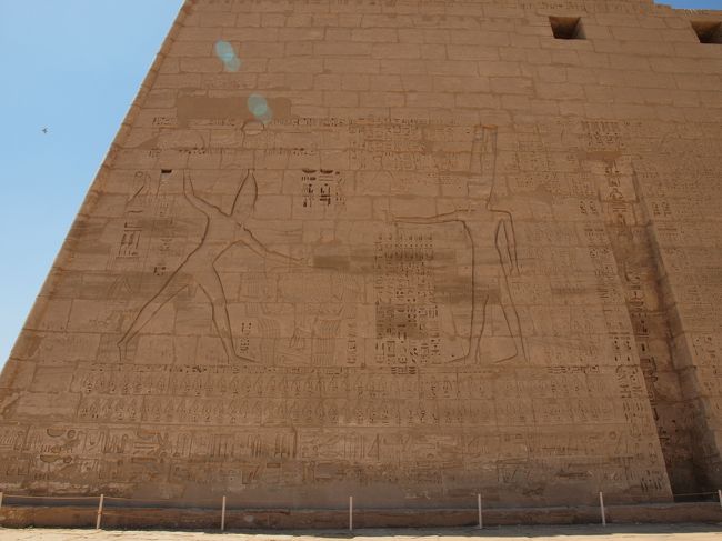 こいつが、ラムセス3世葬祭殿。さすがに暑い昼下がりは、人もまばらだ。でかでかとしたレリーフが印象的。