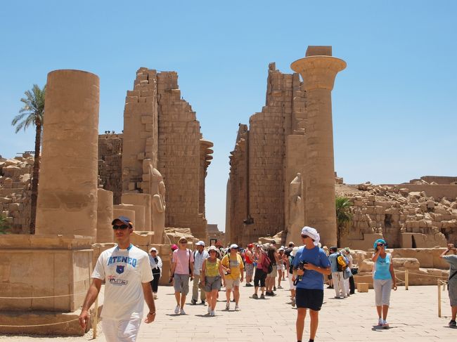 ラムセス2世が建てたカルナック神殿。観光客で賑わっております。壁画も大きく描かれていて、わかりやすい。でも、ガイドを雇っていないので、何を意味しているかよくわからないっす。