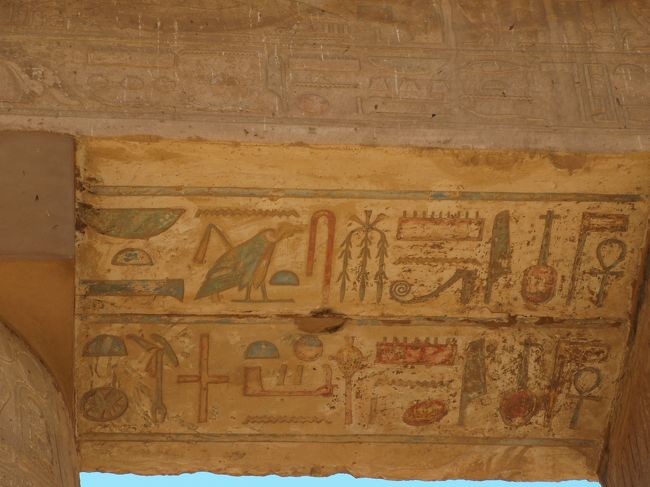 回廊のレリーフは色彩が残されていてきれいだ。当時はずいぶんカラフルに描かれていたんだなー。