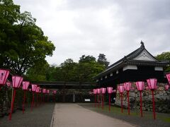 高知城に到着

高知城は、1601年に土佐藩主・山内一豊が大高坂山(標高44.4m)上に築城を開始し、江戸時代を通じて山内氏の居城となった平山城です。現存する天守は、1749年に再建されたもので、現存12天守の一つです。

高知城公式ホームページ
http://kochipark.jp/kochijyo/
