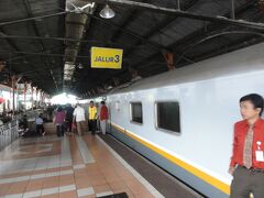 ジャカルタから７時間半。ジョグジャカルタ駅に到着