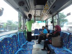 翌朝、公共バス「トランスジョグジャ」でブランバナン寺院へ向かう