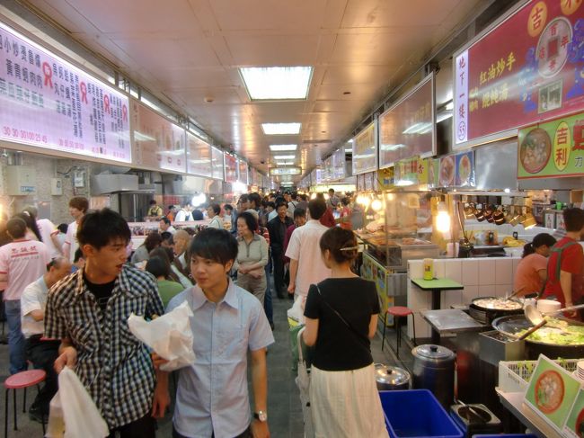 飲食街は、最近、新装開店したそうです。<br /><br />が、そんなにキレイな感じでもないし、地下1Fという立地に「臭豆腐」の強烈なクサイにおいが充満していて、息をするのも苦しくて。不快指数200%。<br /><br />私はダメだったなぁ・・・。