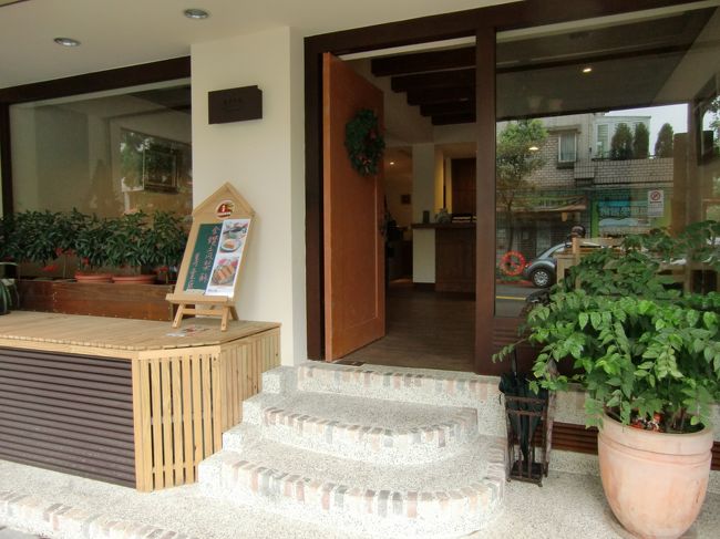 澄光之地<br /><br />受賞歴はありませんが、微熱山丘さんをネットで検索していたら、その近所に出来た新しいお店のよう。ついでにと思い、寄ってみました。<br /><br />そうしたら、パイナップル果汁100%ジュースのペットボトルをタダで戴いちゃいました。ラッキー！<br /><br />住所　新中街37號<br />URL　http://www.shiningland.com.tw/home