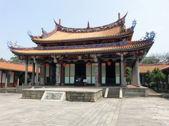 2012/5/5 Sat.<br />初日同様、市内観光の1日。<br /><br />孔子廟へ。儒教の祖として日本でも有名な孔子をお祀りしています。<br /><br />受験シーズンであれば合格祈願で賑わうんでしょうが、この時期は市民の憩いの場として、ゆったりとした時間が流れていました。