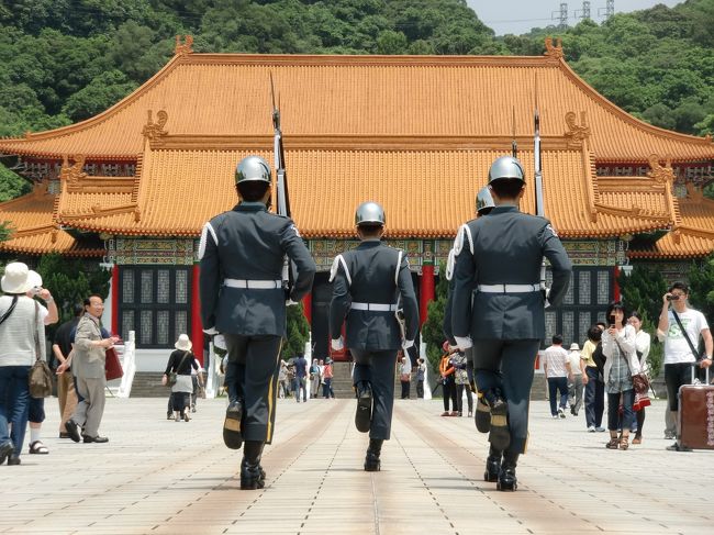 毎正時に行われる衛兵交代。これは一見の価値ありです。<br /><br />大門から大殿に向かって、背筋をシャキッ！と伸ばし、5人の衛兵が足を同じ高さに上げ、脇目もふらずに軍靴をガチャン、ガチャンと鳴らしながら歩くさまは、実にお見事。思わず見とれてしまいます。