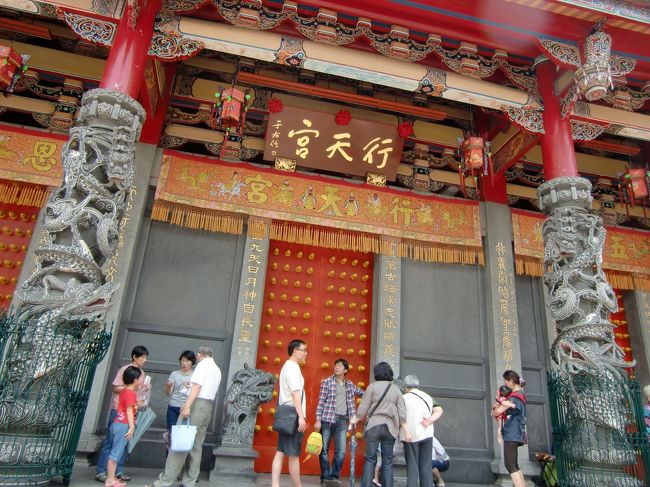 行天宮へ。<br />ここは関聖帝君、つまり三国志の英雄、関羽を祀った廟です。商売運、仕事運をあげたい人におすすめ。