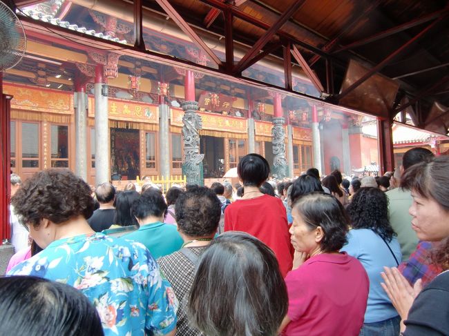 廟内はお線香の煙がたちこめ、熱心にお祈りする人たちで埋め尽くされていました。<br /><br />神様、お願いかなえて〜。（3回目）