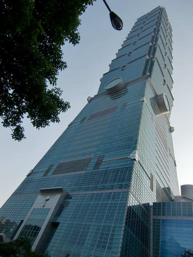 台北101へ。101階建て508メートルという世界有数の高さを誇るビルです。<br /><br />1F〜4Fのショッピングモールでウィンドウショッピングを楽しんだ後、展望台へ昇ろうと5Fのチケット売り場へ行くと、<br />「展望台へのエレベーターは、1時間半待ちになりますがよろしいですか？」<br />とのこと。<br /><br />確かにエレベーター前には、もの凄い人の列ができていました。<br /><br />そんなこと言われても、待つしかないですよねぇ。