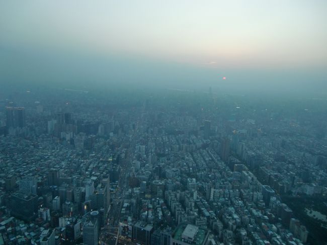 思っていたよりも早く（それでも1時間近くは待ちました）、展望台へ行くことができました。<br /><br />少し霞んではいましたが、夕陽の沈む台北市街はなかなか綺麗でした。