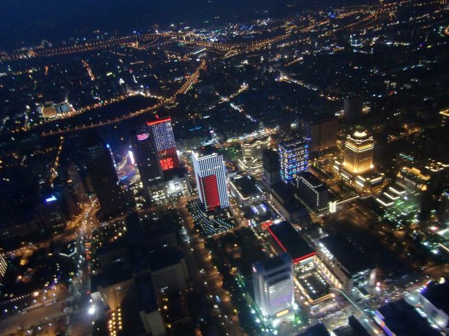 無料で借りられる音声ガイド機で展望台からの景色を楽しんでいるうちに、すっかり暗くなってしまいました。<br /><br />夜景も綺麗でした。<br /><br />結果的に、日没〜夜景を眺めて、一番いい時間帯に展望台に居られたってことでしょうか。