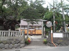 ＜湯宮神社＞
かえで通り沿いで見つけた神社。
いかにも温泉地の守り神という名前だが、明治期に諏訪社から改称されたそうだ。
なるほど、境内には立派な御柱が立っている。