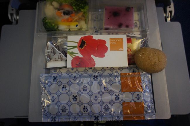 お待ちかねの機内食。<br />洋食は可愛いデルフト風の蓋です。<br />お隣をチラ見したら、和食は普通の蓋でした。