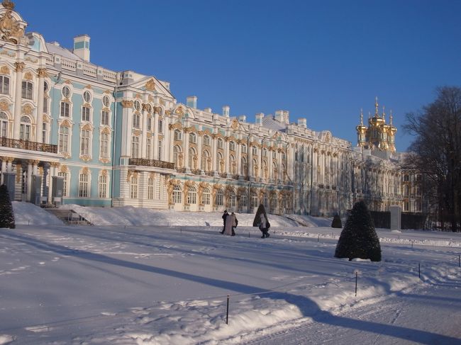 零下10度を下回る空気は湿度を感じさせず、透明度が高い。真っ青な空と遠くまで見透せる空気のなかに見える宮殿建築は峻烈なまでの印象を与える。この空間に合わせた色調の建築だと思わせる。