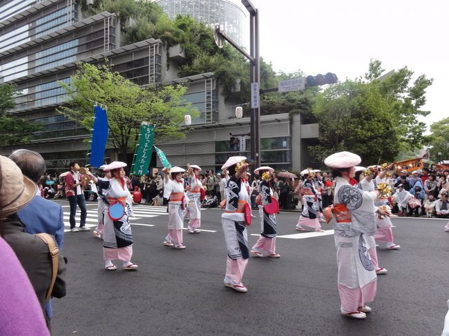 急いで車から降りて<br />どんたくパレードの行われているメインストリートへ急ぎます。