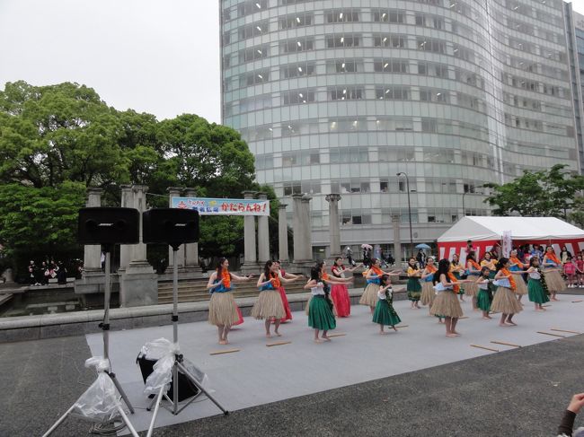 博多の色んな場所で、どんたくが行われていました。<br /><br />ここで･･･<br /><br />「どんたく」とは？<br /><br />オランダ語のZondag(ゾンターク・休日)がその語源と言われています。<br />昔よく使った･･･半ドンなんて言葉<br />今は死後かもしれませんが<br />半日どんたくの(半日休み)略なんでしょうね(笑)