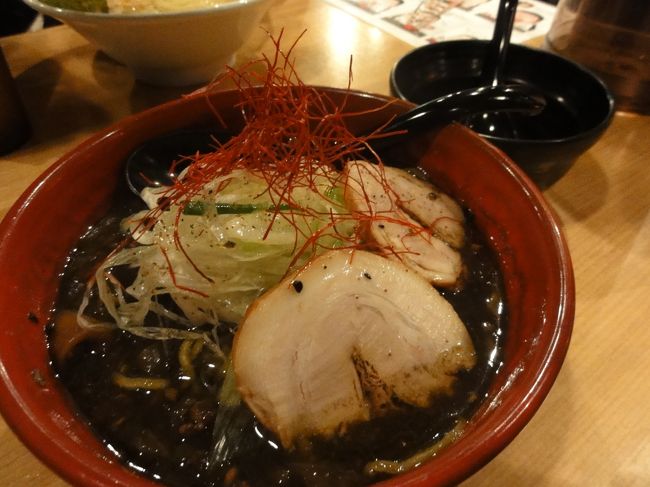 黒味噌ラーメン<br /><br />こちらは濃厚な黒味噌。<br />麺はもっちりしている太麺です。