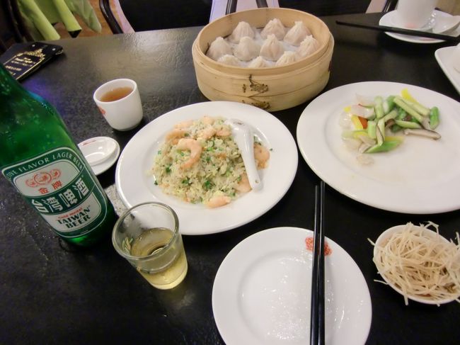 永康街へ。レストランや雑貨店、お茶の名店などが集まり、地元の人にも観光客にも人気のエリア。<br /><br />特に人気があるのは小籠包の名店「鼎泰豐」。<br />時間をずらして、午後3時頃に行ったのですが、お店の前にはたくさんの人、人、人・・・。<br /><br />なので、すぐ横の道をちょっと入った所にある上海料理の有名店「高記」で小籠包をいただきました。<br /><br />こちらのお店の小籠包も、美味しかった！ですよ。