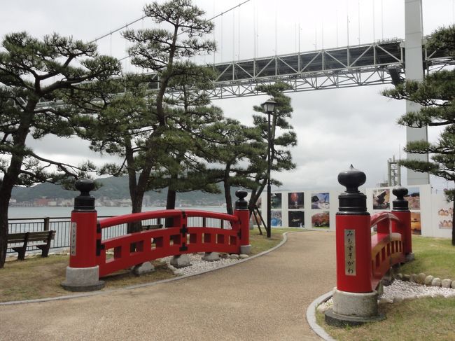 道路工事によってなくなった御裳川(みもすそがわ)にかけられていた橋を再現している