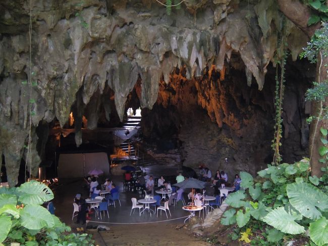 入り口に併設されたcave cafe