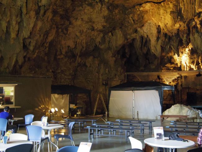 カフェ内<br /><br />イベントが企画されていたらしく白い幕みたいのがあって残念。<br /><br />なかったらもう少し良い雰囲気だったんじゃないかな・・・