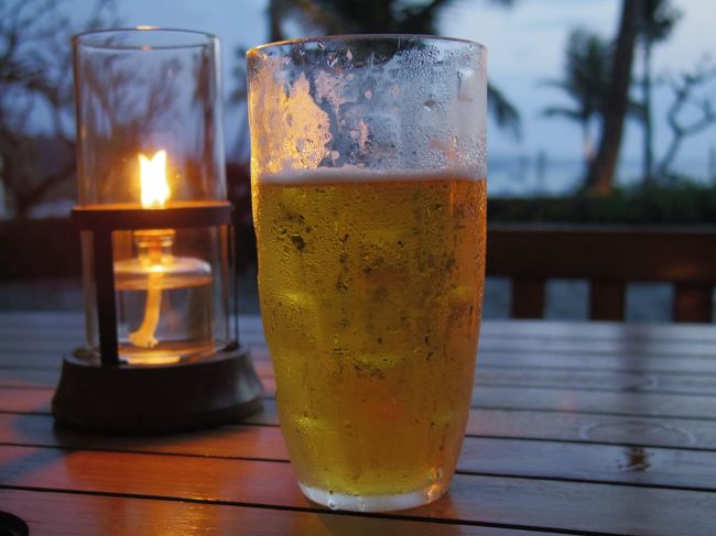 せっかくだから外に出て<br /><br />プールの横で１杯