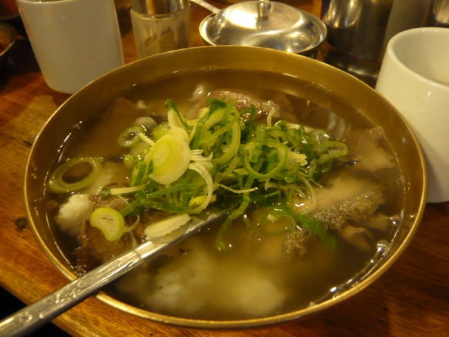 ◆『明洞の河東館♪』<br /><br />でも、予想外に味は薄いけど<br />とても「こってり感」がある<br /><br />白濁しない秘訣は肉が多い事<br />らしいんだけど・・そうなの？<br /><br />