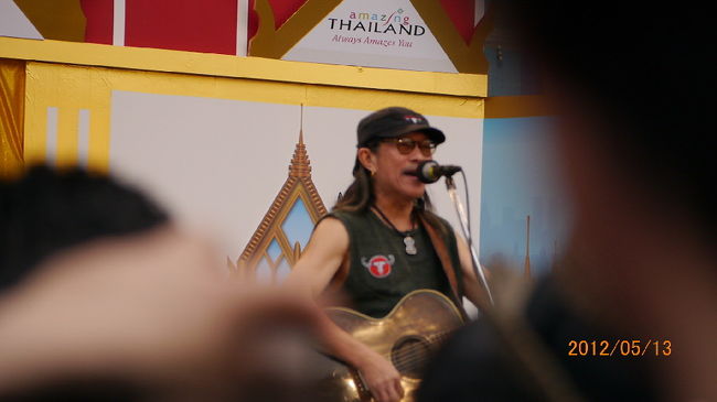 さていよいよカラバオ（คาราบาว）の演奏が始まった。