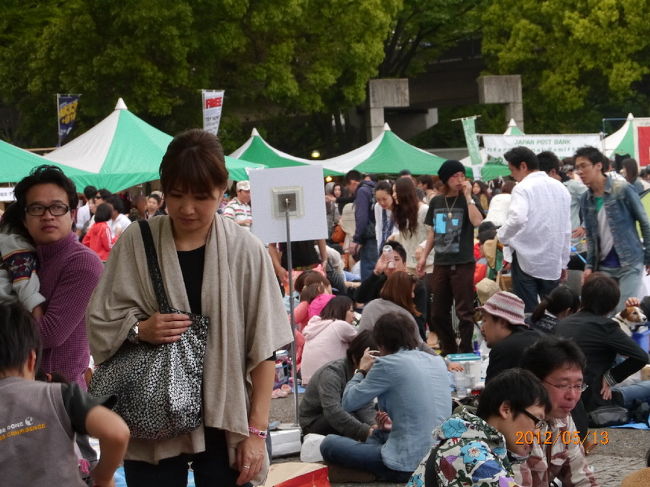 夜になっても人の波は絶えない。