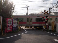 東横線の踏切。
ほとんどの路線が高架になりましたが、都立大学から田園調布間は、高架になっていません。
景観重視ですかね。
なんか、懐かしい感じ。