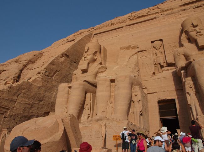 アブ・シンベル神殿は水没する運命にあったのだが、ユネスコと世界各国の協力により今に場所に移された。<br />こいつがアブ・シンベル大神殿。でっかいっす。中は残念ながら撮影禁止だ。