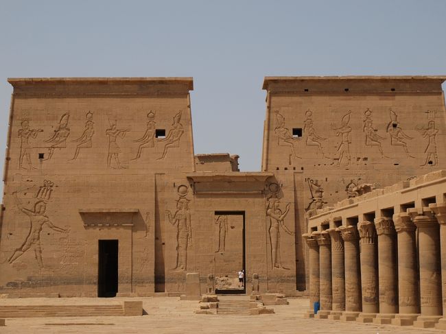 イシス神殿はナイル川の中洲にあるので、船で渡らなければならない。ここでも、強欲エジプシャンがぼったくろうとするのだ。ここは同じツアーバスに乗っていた欧米人の出番だ！私のようなシャイで内気な日本人達は後方で応援。寄ってたかって抗議し、乗船料を下げてくれた。ご苦労さんです。<br />イシス神殿も立派じゃん。