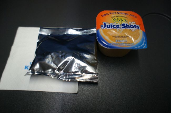 クラッカーとオレンジジュースが配られました。