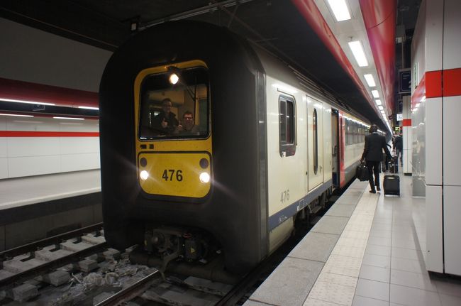 到着後はベルギー国鉄でブリュッセル中央駅まで行きます。<br />職員のお兄さんたちがポーズを決めて下さいました！