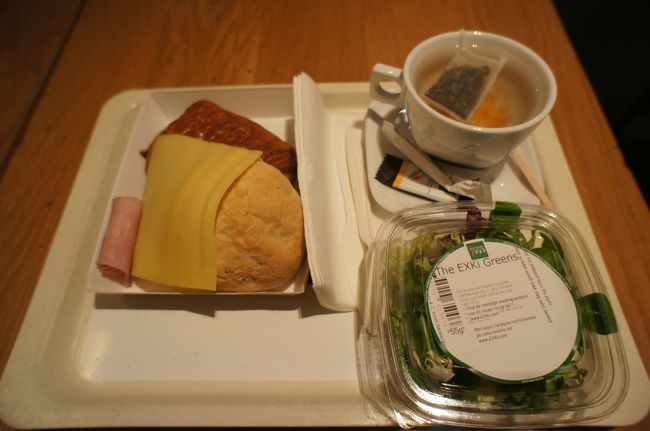 好きなものをトレイに載せて、レジでお会計。