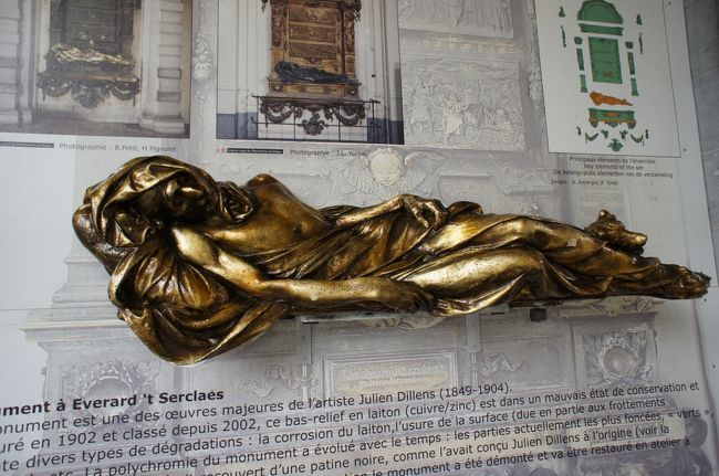 セルクラースの像。<br />この像に触れると幸福がもたらされるそうですが…？