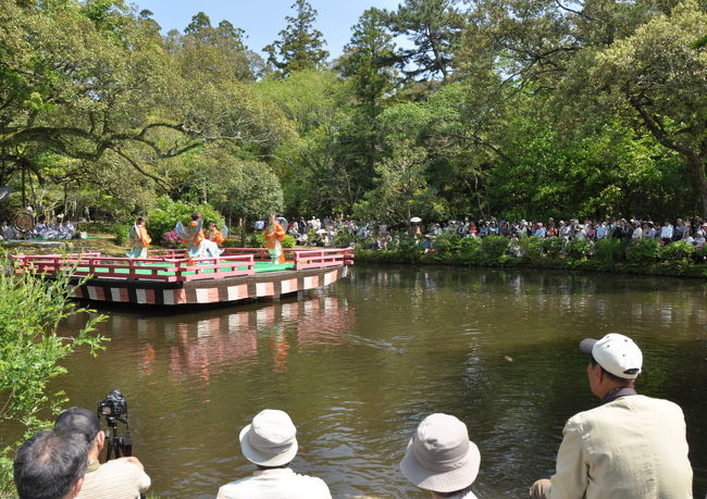 雅楽が始まりますよ〜っと放送があったので行って見ると<br />もう池の周りには大勢の人が集まっていました<br />正面側にはテレビ局のカメラマンも来てました<br /><br />