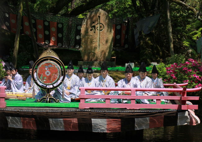 「神」の文字の浮き出る遥拝石の前、<br />新緑の光で緑に染まった舞台の中で<br />管弦の音色に包み込まれ、夢見心地です<br /><br /><br />