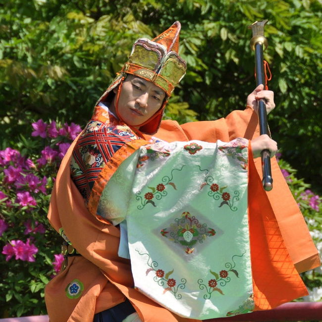 鉾を振るい、舞台を清めていきます