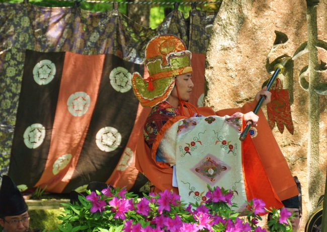 鉾を持った男性が