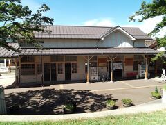 ＜楓の館＞
10時前に湯田中駅へ。
初代の湯田中駅舎は国登録有形文化財に指定されており、楓の館として第二の人生を歩んでいる。