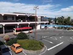 ＜須坂駅／駅舎＞
須坂で途中下車。10時38分着。
駅前は立派なロータリーを備えているが、地方都市のご多聞に漏れず、人影が見当たらない。