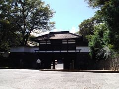 ＜小諸城／三の門＞
地下道で線路をくぐって、懐古園方面へ。
現在は懐古園への入口となっている小諸城三の門も現存建築で、重要文化財となっている。
時間がないので、懐古園には入らず素通り。