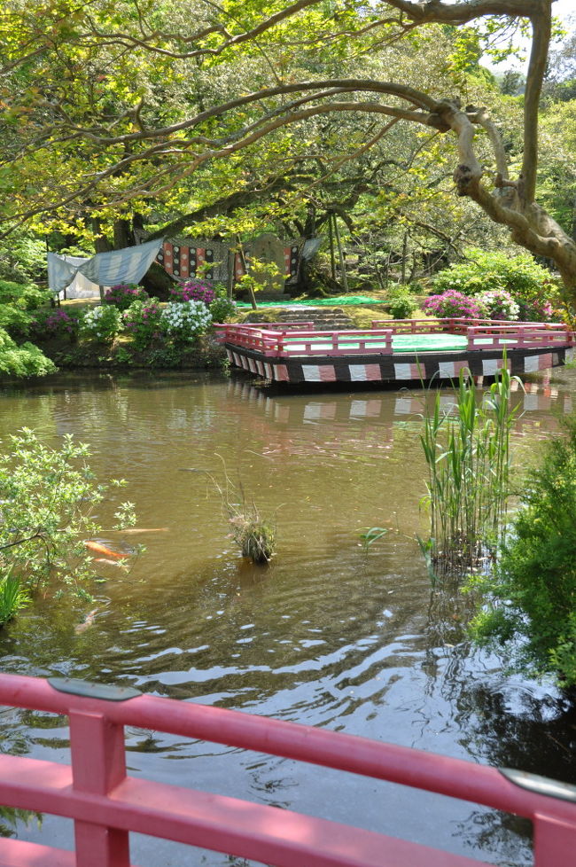 今日はこの池の浮き舞台で雅楽が奉納されます<br /><br />今はガラ〜ンだけど…人が増えるんだろうか