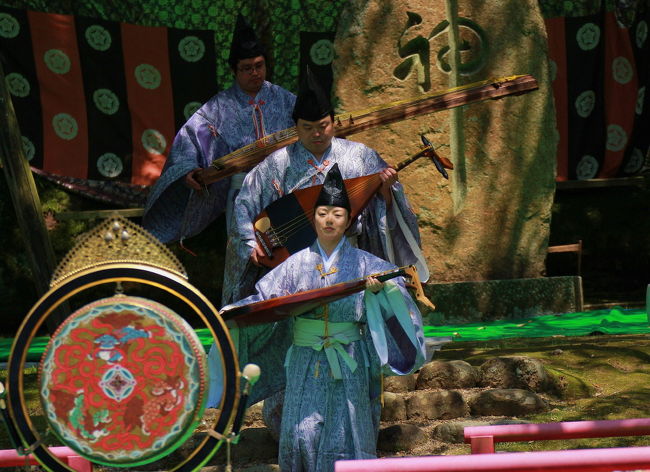 池が広いので見る場所にこだわりがなければ<br />十分楽しめると思います<br />私も５分前に池に行きました<br /><br />池の浮き舞台に様々な楽器が持ち込まれてきます<br /><br />