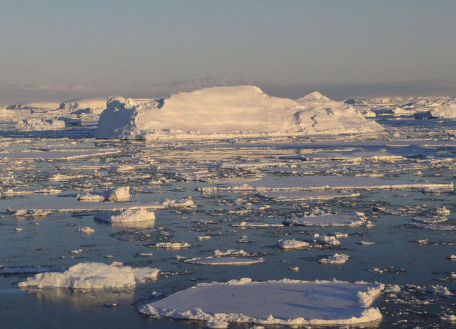 朝、目を覚ますと、船の脇にたくさんの氷が見えた。もう氷海に入ったのだ。<br /><br />あわてて２人でデッキに上った。<br /><br />「これこそ南極ね」<br /><br />と妻がいった。やがて日の出だ。朝日が山々の上部を染めた。<br />