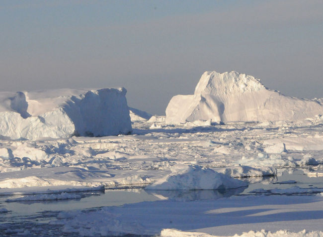 氷山はピラミッド状に尖ったのもあれば、平たいのもある